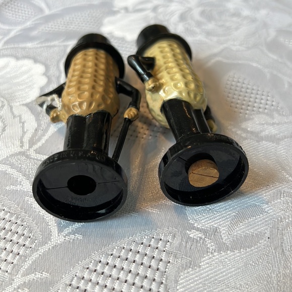 Vintage Mr. Peanut planters plastic salt and Pepper shaker- 1960's. - Picture 4 of 7